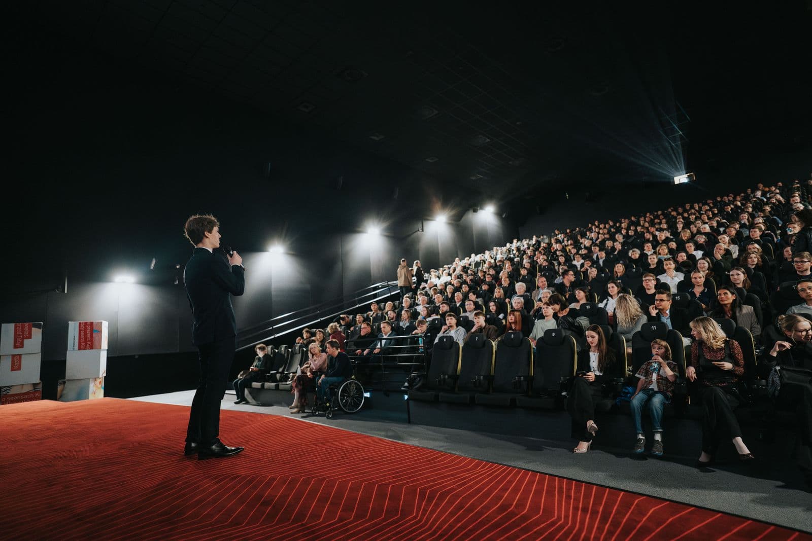 Adam L. Nurek w kinie po pokazie filmu dokumentalnego.