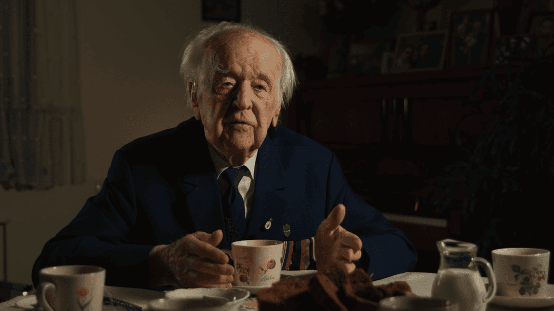 Senior siedzący podczas rozmowy filmowej.
