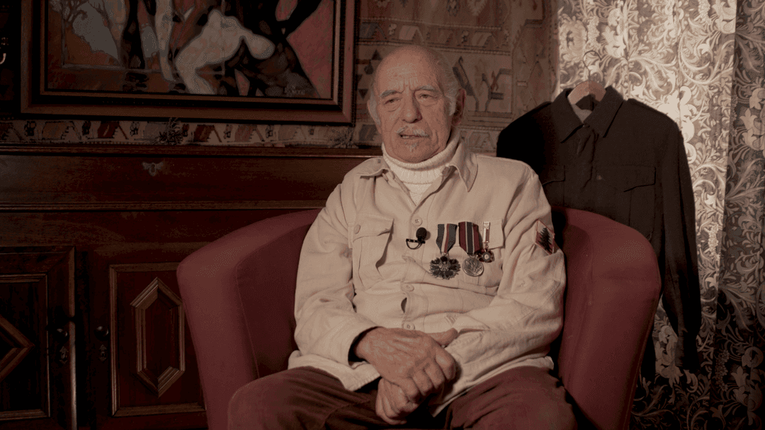 Senior portretowany w filmowej rozmowie.